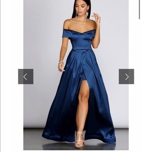 NWT Windsor Navy Blue  Gown ‼️